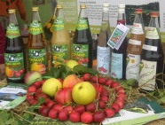 Obst und Saftflaschen