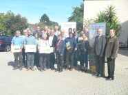 Gruppenfoto der Teilnehmer, Veranstalter und Ehrengäste