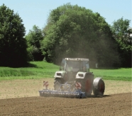 Traktor pflügt Feld