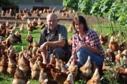 Herbert Krückel und Sabine Feddersen inmitten ihrer Legehennen.