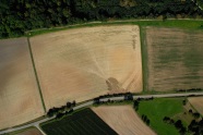Die Erosionsschäden des Feldstückes aus Abbildung 1 nach einem Starkregen, aufgenommen aus der Luft. (Foto: Wolfgang Bauer) 