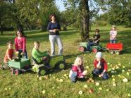 Streuobstwiese mit Schulkindern