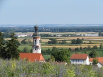 Landschaft mit Dorf und Kirche