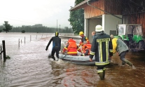 Feuerwehrleute und andere Personen evakuieren ein Gebäude.