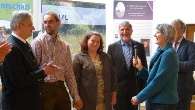 J. Opperer, Präsident der LfL, Prof. Dr. H. Weiger, BN-Landesvorsitzender, der 2. Bürgermeister Reger und Marion Ruppaner (BN)  gratulieren Josef Schmidt und seiner Familie zum ersten Preis