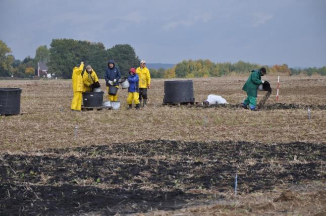 Ausbringung von Biokohle auf einem Feld in Puch.