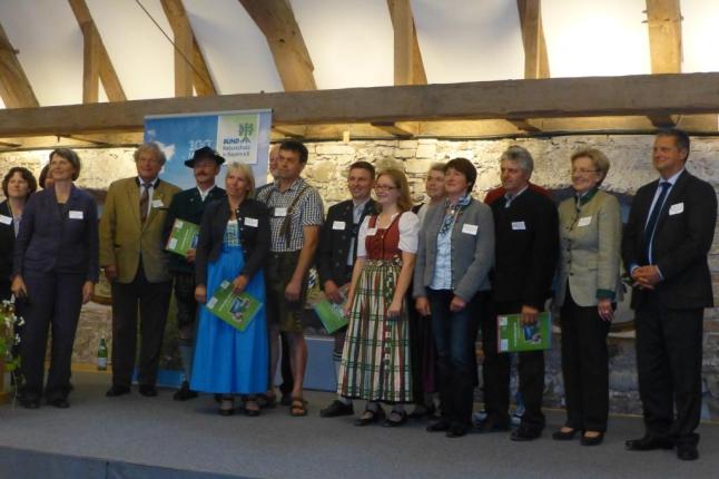 Geehrte und Laudatoren bei der Prämierung der Wiesenmeisterschaft 2013 in Benediktbeuern. Foto: M. Betzler, BN