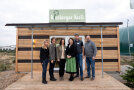 Projektteam und Familie Huber vor dem Verkaufscontainer.