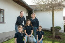 Gruppenfoto: Familie Aue im Innenhof
