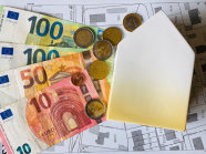 Geldscheine und -münzen auf einem Lageplan