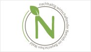 Logo: N in grün mit grünem Blatt. Text: nachhaltig wirtschaftender Betrieb im Bayerischen Wald.