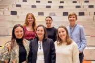 Gruppenbild von sechs freundlich wirkenden Frauen in einem Hörsaal.