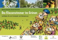 gemalte Szene, Kinder sitzen an einzelnen Tischen wie in der Schule nur hier auf einer Wiese.a