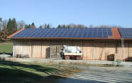 landwirtschaftliche Halle mit einer Photovoltaikanlage auf dem Dach
