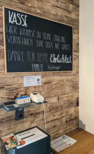 Selbstbedienungs-Hofladen Kassenbereich mit Bezahlung in bar oder mit Kartenlesegerät