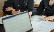 Menschen arbeiten an einem Tisch in einer Nahaufnahme