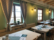Tische in einem Gasthaus