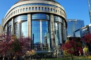 Neuzeitliches Gebäude mit großer Glasfront