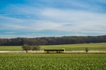 Reisebus fährt über eine sonnige Landstraße