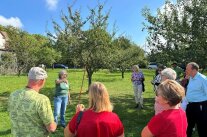 Menschen unterhalten sich auf der Streuobstwiese