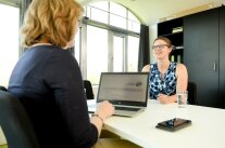 Frauen in einer Besprechung im Büro