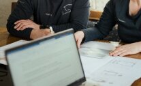 Menschen arbeiten an einem Tisch in einer Nahaufnahme