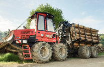 Ein großes landwirtschaftliches Fahrzeug mit Anhänger.