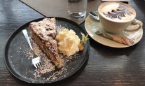 Tasse Kaffee und ein Stück Kuchen