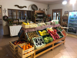 Obst- und Gemüseabteilung in einem Dorfladen.