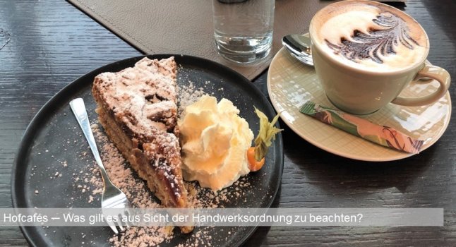 Gedeck Tasse Kaffe mit Kuchen