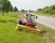 Foto Mähen einer Böschung