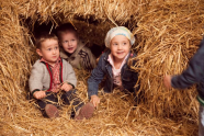 spielende Kinder im Stroh