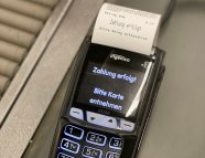 Bargeldloses Bezahlen mit Bankkarte und Kartenterminal im Supermarkt
