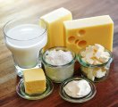 Verschiedene Milchprodukte: Käsesorten, Butter, Quark, Glas mit Milch