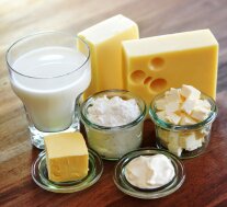 verschieden Käsesorten und ein Glas mit Milch