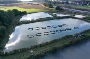 Runde Versuchsparzellen in einem Teich