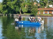 Prüfling beim Heben einer Reusenkette auf dem Starnberger See im Boot mit der Prüferdelegation