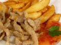 Karpfenstreifen und Pommes Frites auf einem Teller