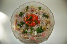 Fischsalat Matjes in einer Schüssel, ansprechend angerichtet