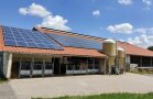 Milchviehstall mit integrierter Photovoltaikanlage zur Eigenstromversorgung.