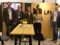 Dr. Stefan Neser (Leiter Institut für Landtechnik und Tierhaltung), Jochen Simon (Leiter Arbeitsgruppe Landwirtschaftliches Bauwesen), LfL-Präsident Stephan Sedlmayer, Dr. Isabella Lorenzini (Projektmanagerin DigiMilch) und Dr. Jan Harms (Leiter Arbeitsbereich ILT 4 - Systeme der tierischen Erzeugung; v. l. n. r.) am neuen Messestand der LfL