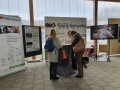 Mehrere Frauen stehen am Stand von Netzwerk Fokus Tierwohl in der Ausstellungshalle.