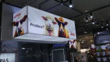 Leuchtkörper über EuroTier-Stand mit gezeichneten Tieren mit Sonnenbrille oder Krawatte