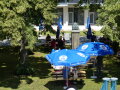 Biergarten im Innenhof der historischen LfL-Gebäude in Grub am Tag der offenen Tür 2024.