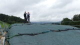 Bauer jun. und Stefan Beckmann stehen auf dem Silo-Hügel.