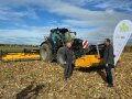 Mulcher auf Feld mit 2 Männern davor