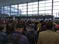 Besuchermassen warten auf die Öffnung der EuroTier 2024
