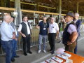 DigiMilch-Projektsprecher Dr. Bernhard Haidn erklärt unter anderem LfL-Präsident Stephan Sedlmayer und BaySG-Geschäftsführer Anton Dippold Ortungssysteme im Milchviehstall.