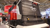 Maschine, mit der Landwirte Gras autonom mähen, transportieren, verfüttern und düngen können