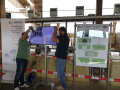 Der Infostand im Bullenstall zur Erfassung des Tierverhaltens über Videoaufzeichnung wird aufgebaut.
